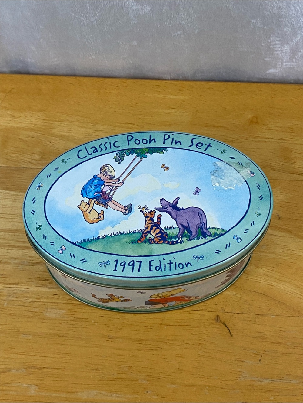 Classic Pooh Pin Set 1997 Edition Tin -  4 pins: Pooh, Tigger, Piglet, Eeyore